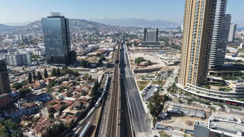 İzmir Mürselpaşa Karayolu Alt Geçidi inşaatında insan gücüyle yapılan kazı çalışmaları ve işçiler