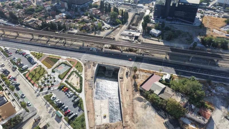 İzmir Büyükşehir Belediyesi’nin, beş ayrı demiryolu hattı ile Metro hattının altından geçerek Halkapınar trafiğine nefes