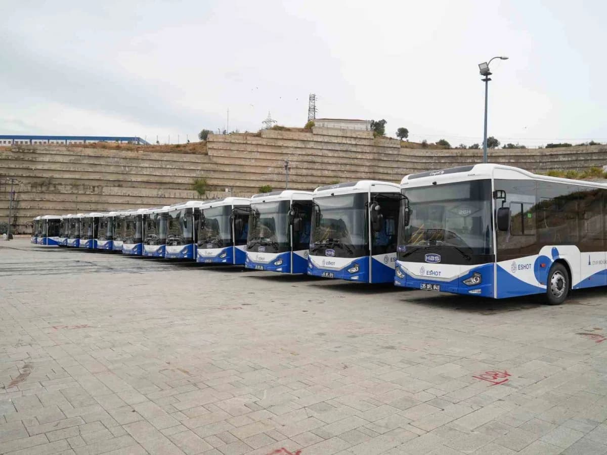 İzmir’de toplu ulaşım hizmetinin yaklaşık yüzde 62’sini karşılayan ESHOT ve İZULAŞ’a toplam 111 Yeni otobüs kazandırılıy