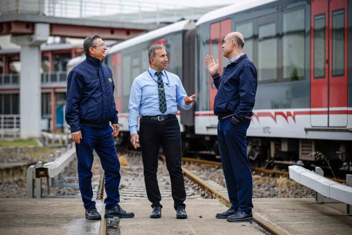 İzmir Metro ve tramvayında görev yapan deneyimli vatmanlar raylı sistemlerde çalışırken