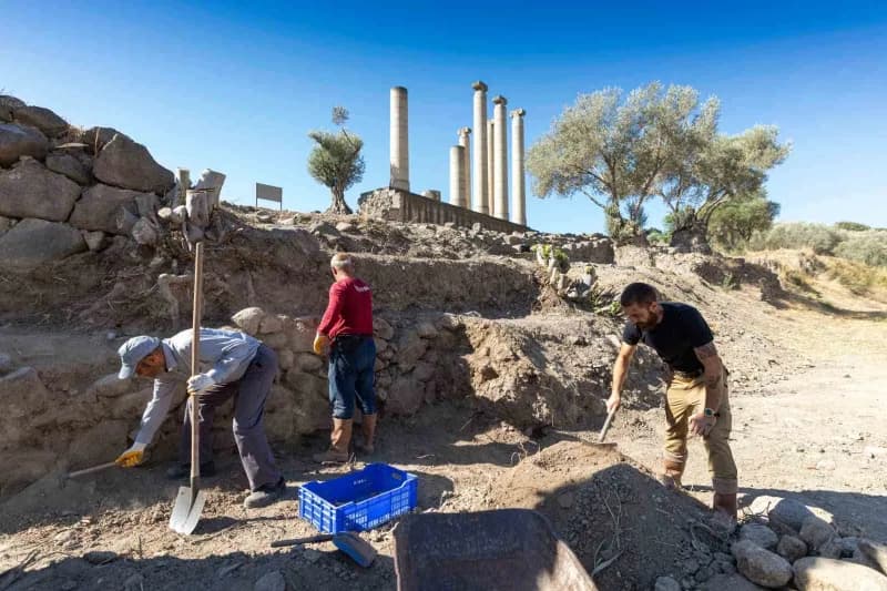 Smyrna Antik Kenti’nde yürütülen kazılar, 2 bin 700 yıl önceki planlı şehir yaşamını ve yaklaşık 5 bin yıllık gümüş takı