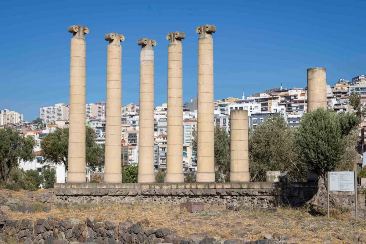Smyrna Antik Kenti’nde yürütülen kazılar, 2 bin 700 yıl önceki planlı şehir yaşamını ve yaklaşık 5 bin yıllık gümüş takı