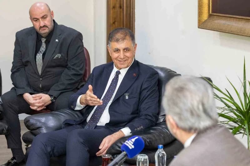 İzmir Esnaf ve Sanatkârlar Odaları Birliği’ni ziyaret eden İzmir Büyükşehir Belediye Başkanı Cemil T
