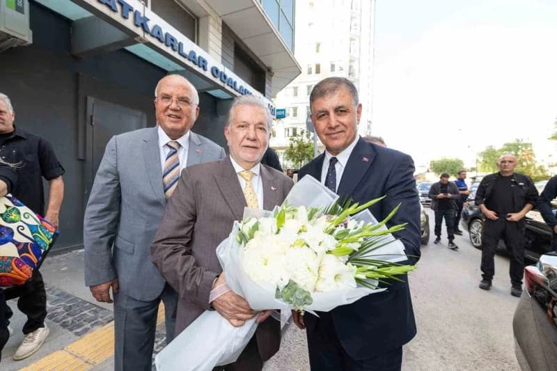 İzmir Büyükşehir Belediye Başkanı Cemil Tugay’a (Sağda) ziyaretinden dolayı teşekkür eden İzmir Esna