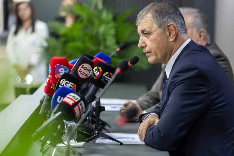 İzmir Büyükşehir Belediye Başkanı Cemil Tugay, esnaf odası ziyaretinde açıklama yapıyor