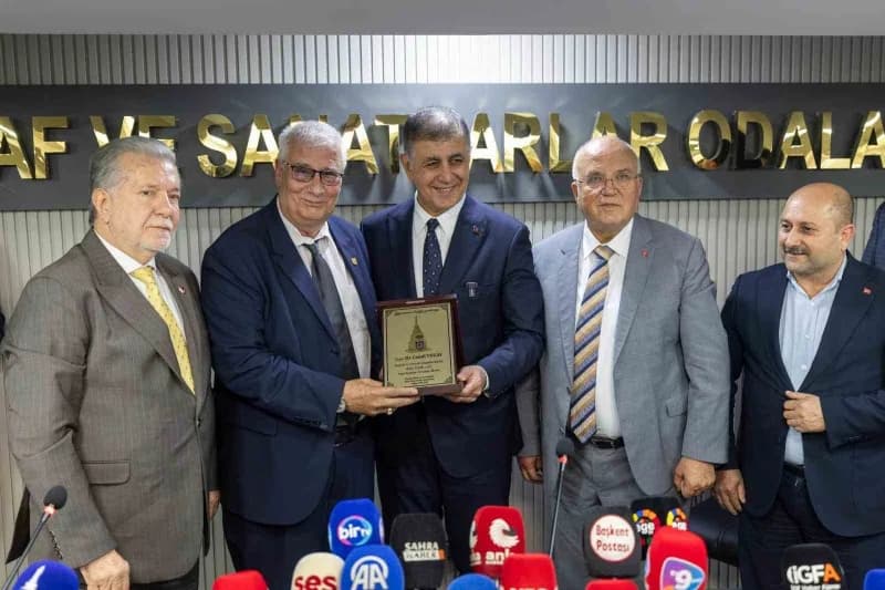 İzmir Esnaf ve Sanatkârlar Odaları Birliği’ni ziyaret eden İzmir Büyükşehir Belediye Başkanı Cemil T