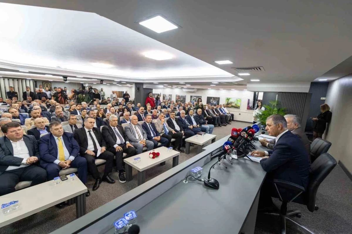 İzmir Esnaf ve Sanatkârlar Odaları Birliği’ni ziyaret eden İzmir Büyükşehir Belediye Başkanı Cemil T