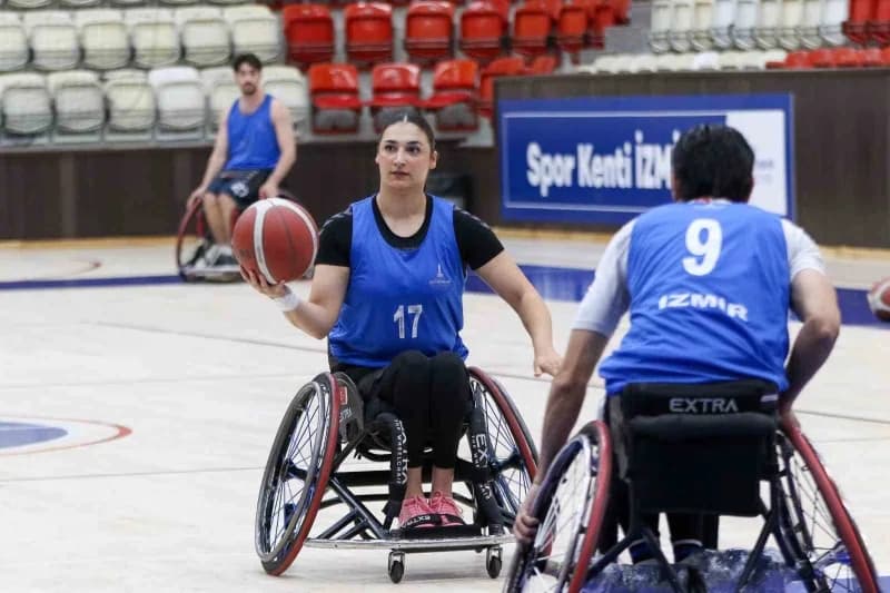 İzmir Büyükşehir Belediyesi Tekerlekli Sandalye Basketbol Takımı oyuncuları antrenman yaparken