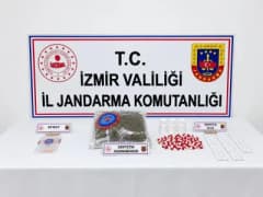 İzmir Torbalı’da jandarma ekipleri uyuşturucu ve kaçak sigara operasyonunda ele geçirilen malzemeler