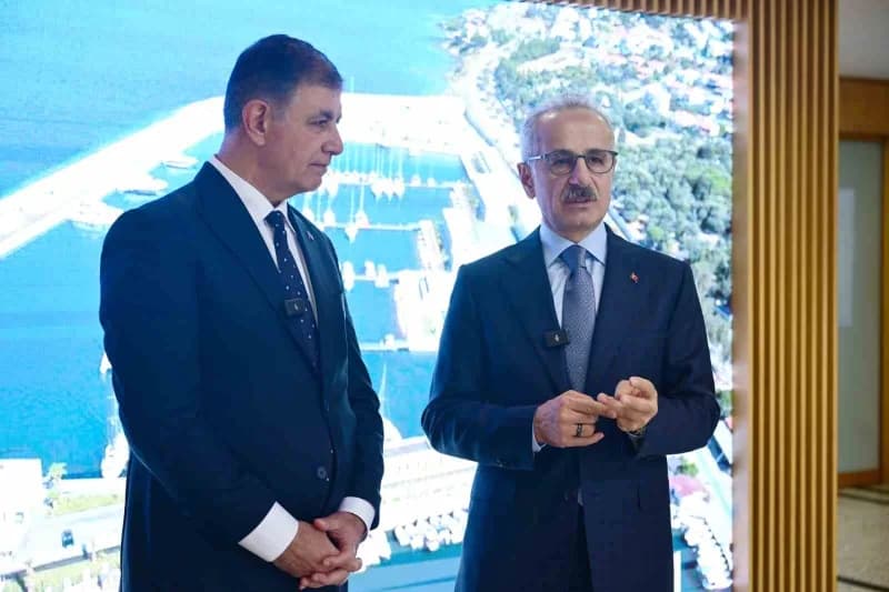 Ulaştırma ve Altyapı Bakanı Abdulkadir Uraloğlu, İzmir Büyükşehir Belediye Başkanı Cemil Tugay ile g