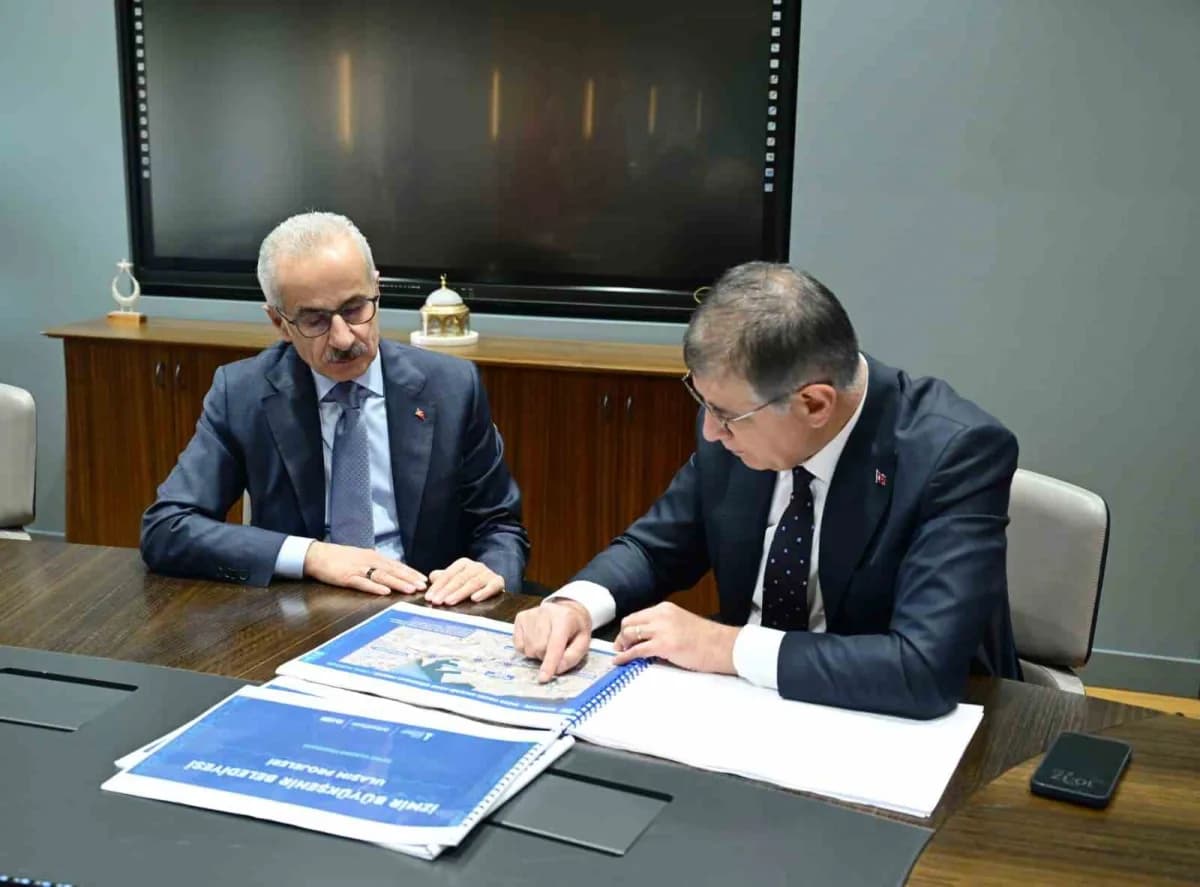 Ulaştırma ve Altyapı Bakanı Abdulkadir Uraloğlu, İzmir Büyükşehir Belediye Başkanı Cemil Tugay ile g