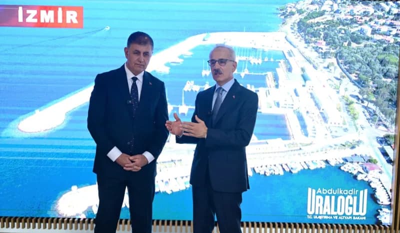 Ulaştırma ve Altyapı Bakanı Abdulkadir Uraloğlu, İzmir Büyükşehir Belediye Başkanı Cemil Tugay ile g