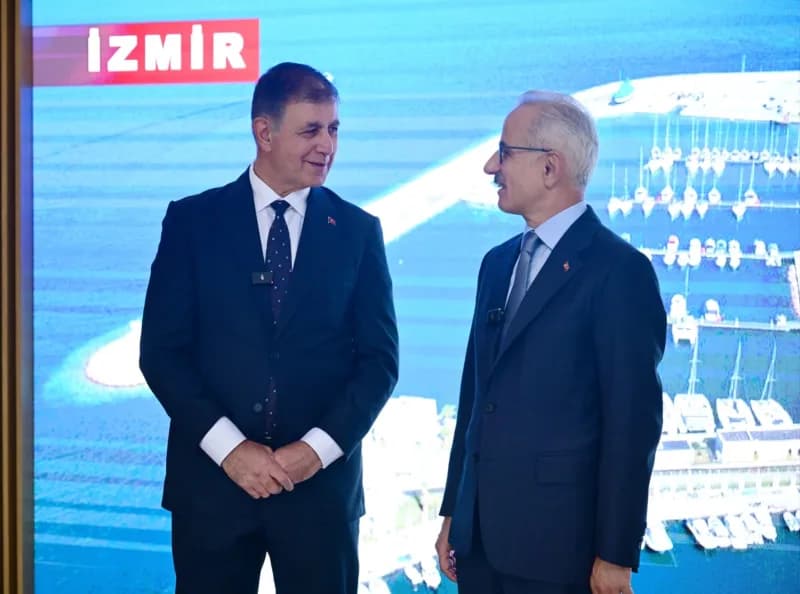 Ulaştırma ve Altyapı Bakanı Abdulkadir Uraloğlu, İzmir Büyükşehir Belediye Başkanı Cemil Tugay ile g