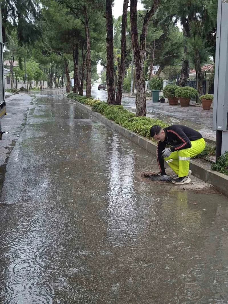 İzmir Büyükşehir Belediyesi, yağışların günlük yaşamı olumsuz etkilememesi ve olası su baskınlarına