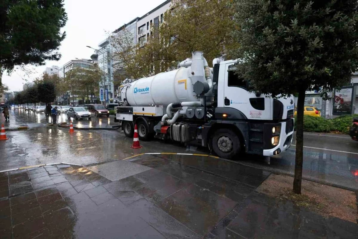 İzmir Büyükşehir Belediyesi, yağışların günlük yaşamı olumsuz etkilememesi ve olası su baskınlarına