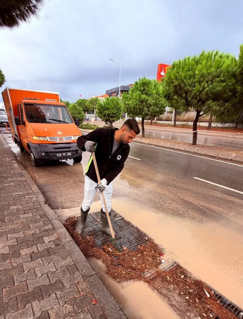 İzmir Büyükşehir Belediyesi, yağışların günlük yaşamı olumsuz etkilememesi ve olası su baskınlarına