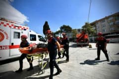 İzmir İZSU Buca Şube Müdürlüğü hizmet binasında itfaiye ve arama kurtarma ekiplerinin yangın tatbikatı sırasında müdahal