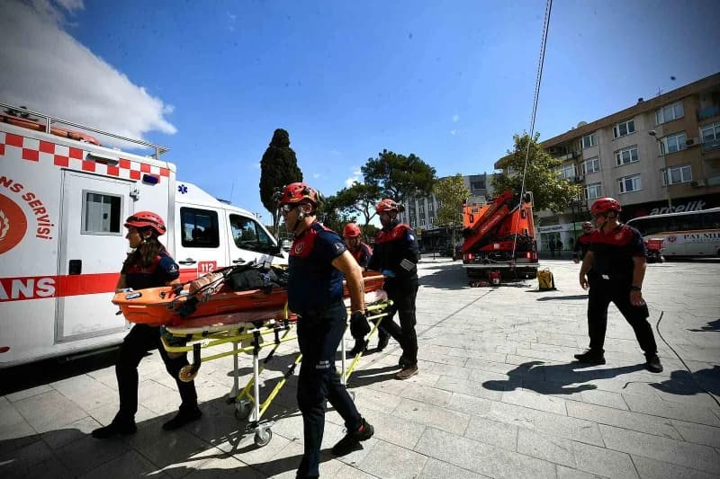 İzmir İZSU Buca Şube Müdürlüğü hizmet binasında itfaiye ve arama kurtarma ekiplerinin yangın tatbikatı sırasında müdahal