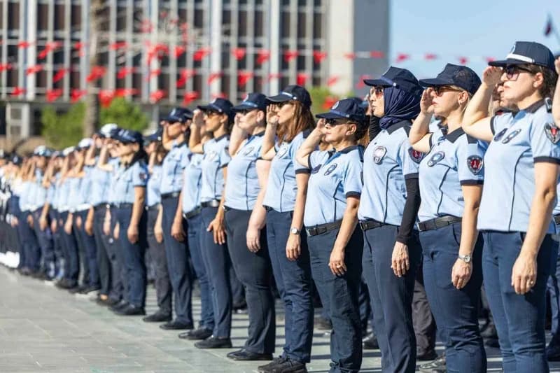 İzmir Büyükşehir Belediyesi binası önünde zabıta memuru alımı ilanı