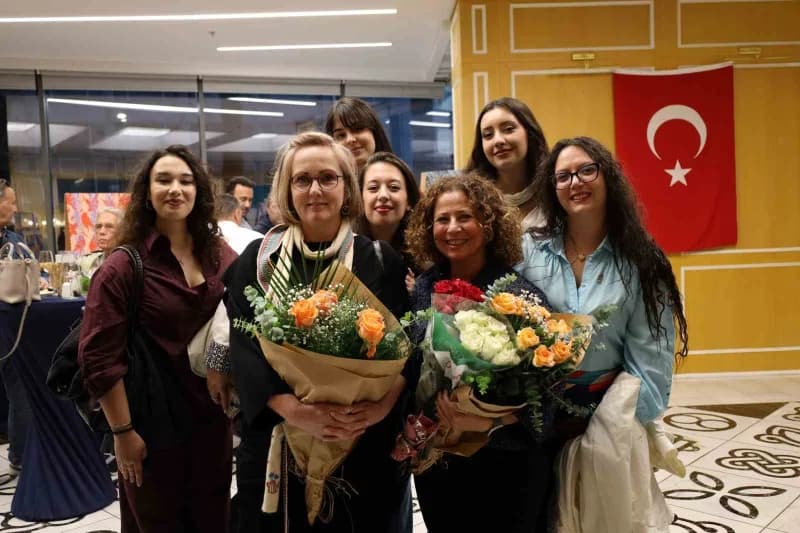İzmir Ekonomi Üniversitesi ve İrlanda Büyükelçiliği iş birliğiyle düzenlenen ‘ataların Sesleri' adlı Tekstil Tasarımı se