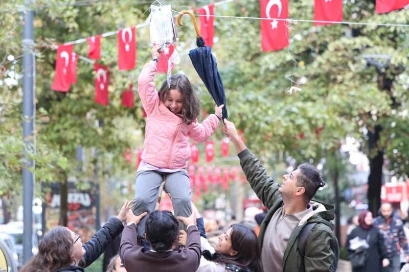 Kocaeli Kitap Fuarı öncesinde İzmit'te çınar ağaçlarına 5 bin Kitap asıldı. Ağaçlara asılı olan kitaplar 2 dakika gibi k