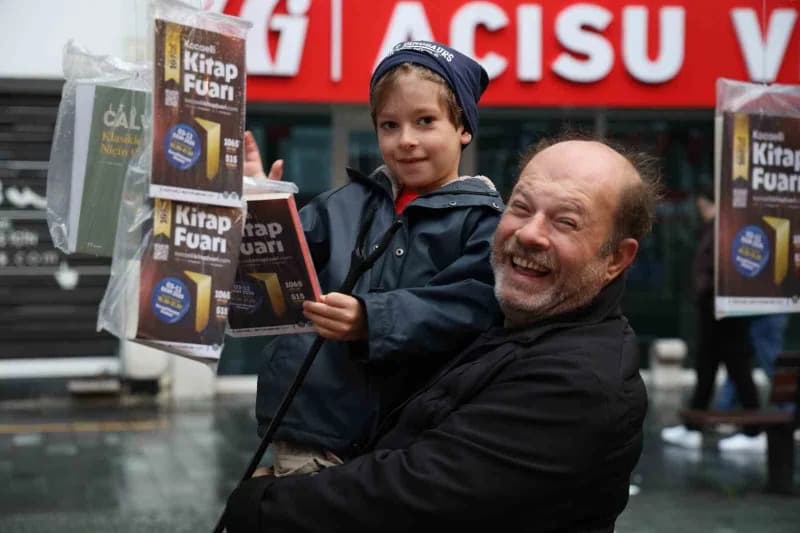 Kocaeli Kitap Fuarı öncesinde İzmit'te çınar ağaçlarına 5 bin Kitap asıldı. Ağaçlara asılı olan kitaplar 2 dakika gibi k