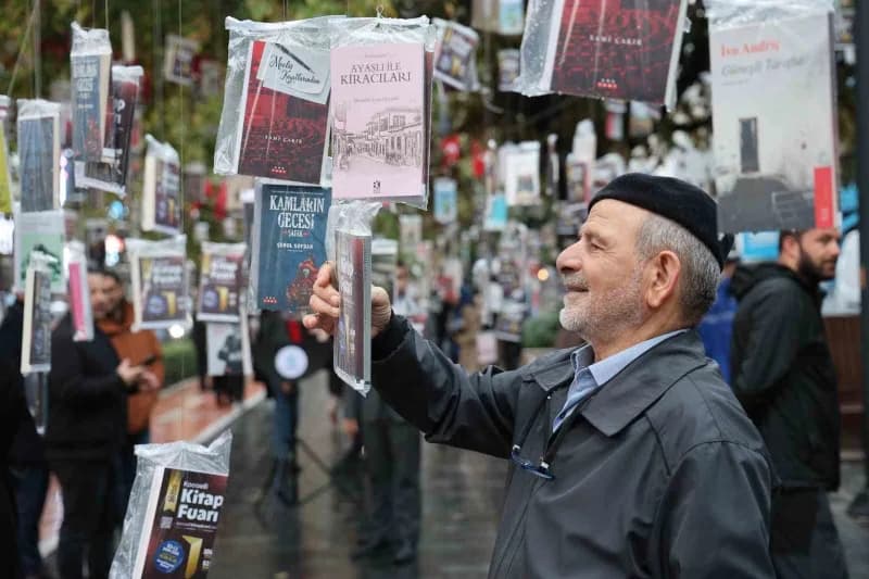 Kocaeli Kitap Fuarı öncesinde İzmit'te çınar ağaçlarına 5 bin Kitap asıldı. Ağaçlara asılı olan kitaplar 2 dakika gibi k