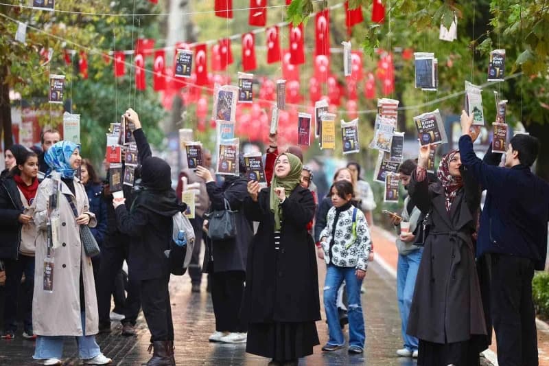 Kocaeli Kitap Fuarı öncesinde İzmit'te çınar ağaçlarına 5 bin Kitap asıldı. Ağaçlara asılı olan kitaplar 2 dakika gibi k