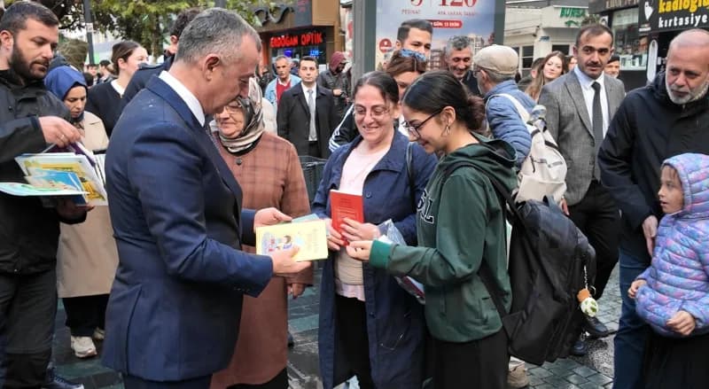 Kocaeli Kitap Fuarı öncesinde İzmit'te çınar ağaçlarına 5 bin Kitap asıldı. Ağaçlara asılı olan kitaplar 2 dakika gibi k