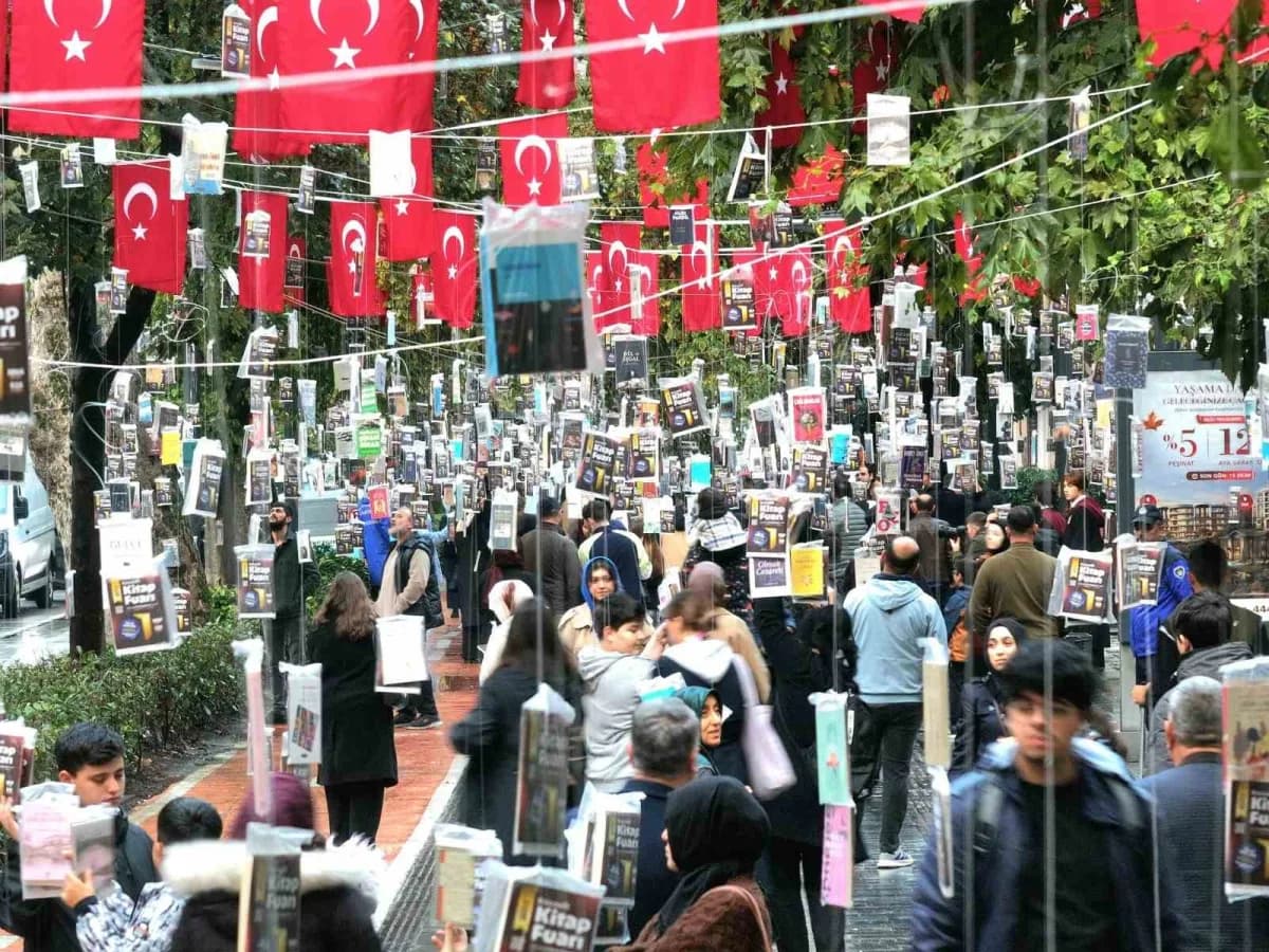 Kocaeli Kitap Fuarı öncesinde İzmit'te çınar ağaçlarına 5 bin Kitap asıldı. Ağaçlara asılı olan kitaplar 2 dakika gibi k