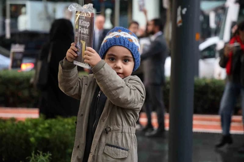 Kocaeli Kitap Fuarı öncesinde İzmit'te çınar ağaçlarına 5 bin Kitap asıldı. Ağaçlara asılı olan kitaplar 2 dakika gibi k