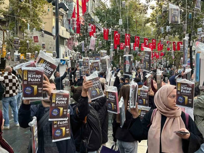 Kocaeli Kitap Fuarı öncesinde İzmit'te çınar ağaçlarına 5 bin Kitap asıldı. Ağaçlara asılı olan kitaplar 2 dakika gibi k