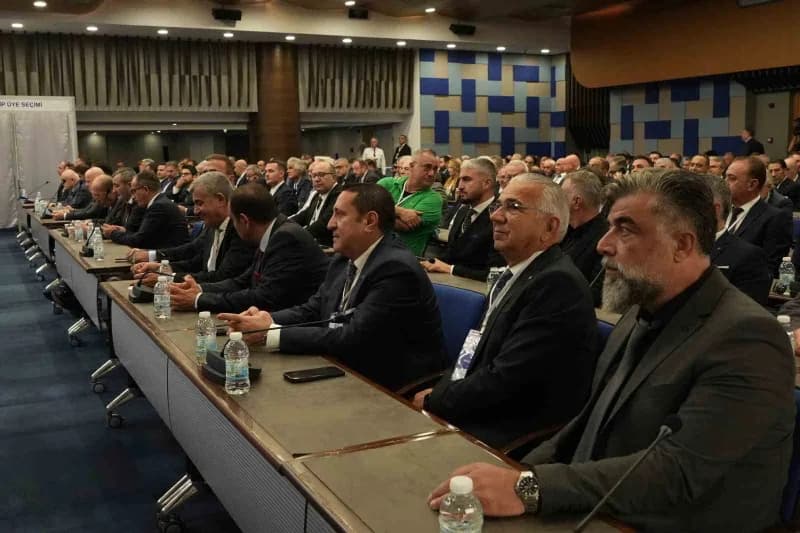 İzmir Ticaret Odası Meclis Salonu'nda yapılan seçimde Mahmut Özgener yeniden başkan seçildi