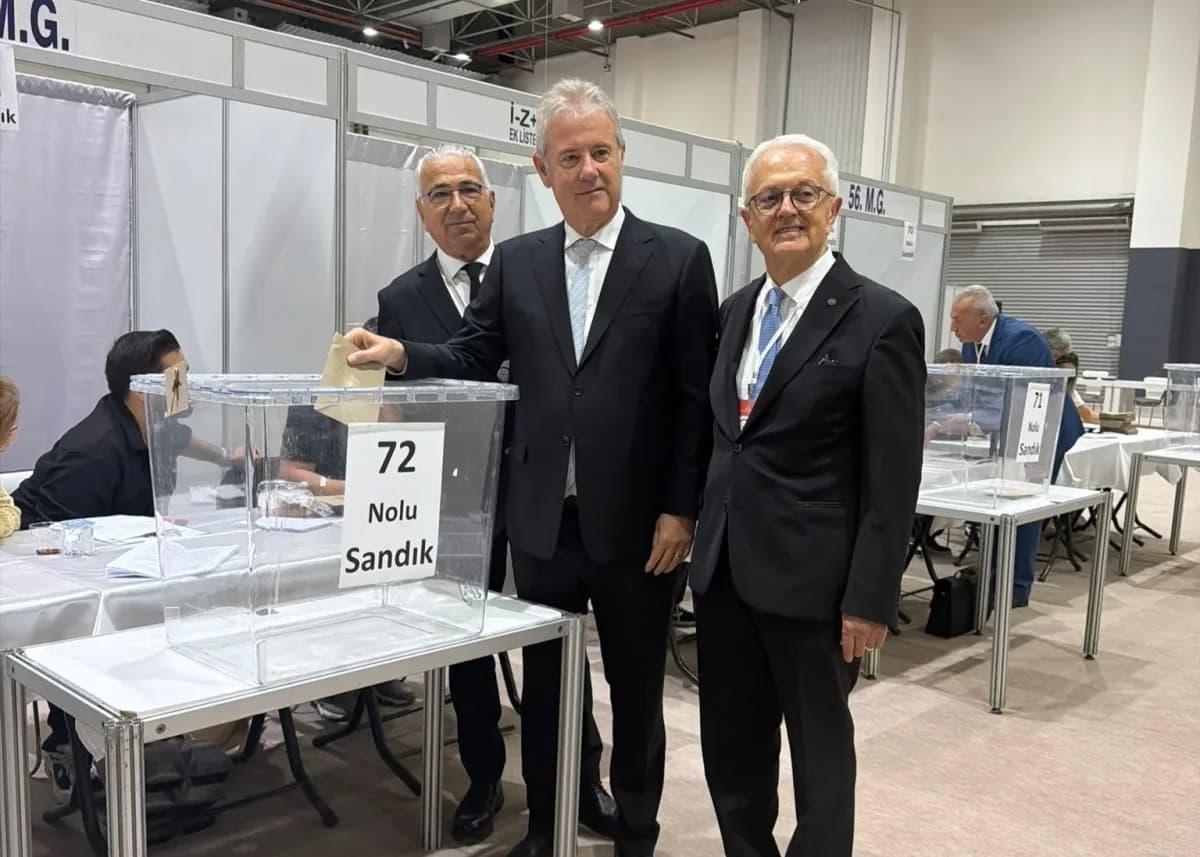 İzmir Ticaret Odası seçimlerinde Başkan Mahmut Özgener oy kullanırken