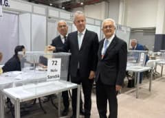 İzmir Ticaret Odası seçimlerinde Başkan Mahmut Özgener oy kullanırken