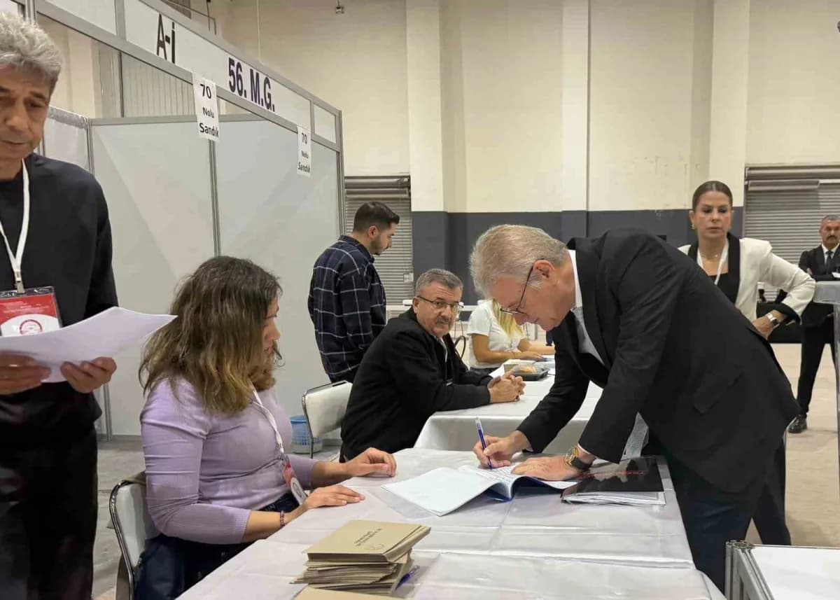 Yönetim Kurulu Başkanlığına tek aday olarak giren mevcut Başkan Mahmut Özgener, sandık başına giderek oy kullanan ilk is