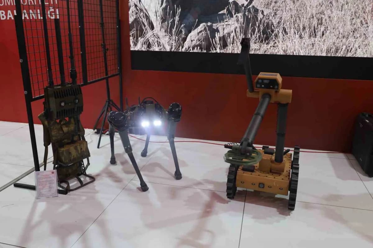 Jandarma Özel Mayın Arama ve Temizleme Tabur Komutanlığı'nın TEKNOFEST Güneydoğu'da sergilediği yerli ve milli mayın tem