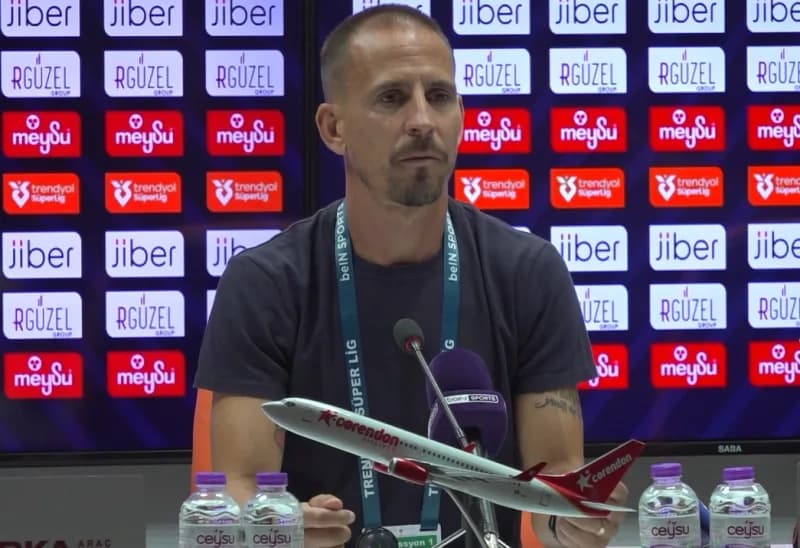 Joao Pereira maç sonrası basın toplantısında açıklama yapıyor