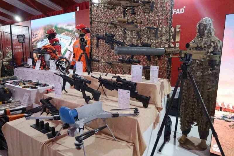 Ekiplerin kullandığı yüksek teknoloji yerli ve milli silahlar, teçhizatlar vatandaşlardan ilgi gördü.