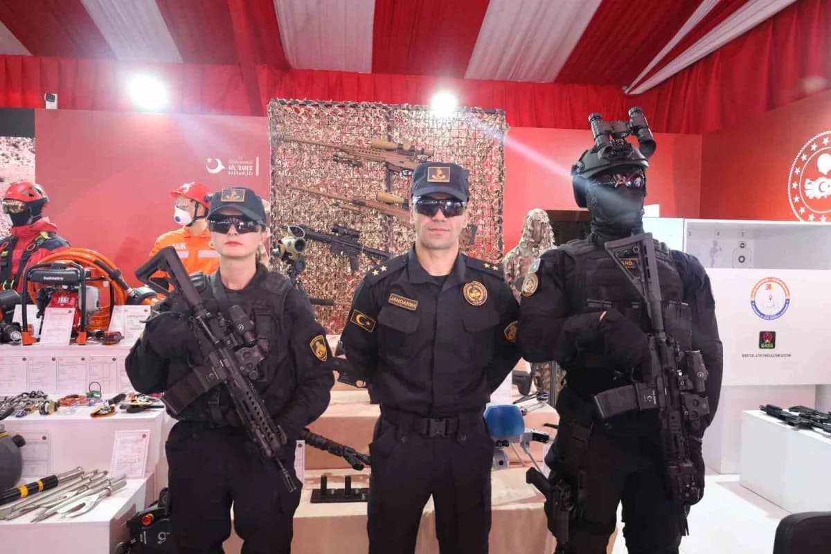 TEKNOFEST Güneydoğu’da siyah kıyafetli JÖAK timleri vatandaşlarla fotoğraf çektiriyor