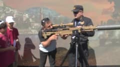TEKNOFEST Güneydoğu’da siyah kıyafetli JÖAK timleri vatandaşlarla fotoğraf çektiriyor