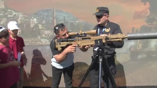 TEKNOFEST Güneydoğu’da siyah kıyafetli JÖAK timleri vatandaşlarla fotoğraf çektiriyor