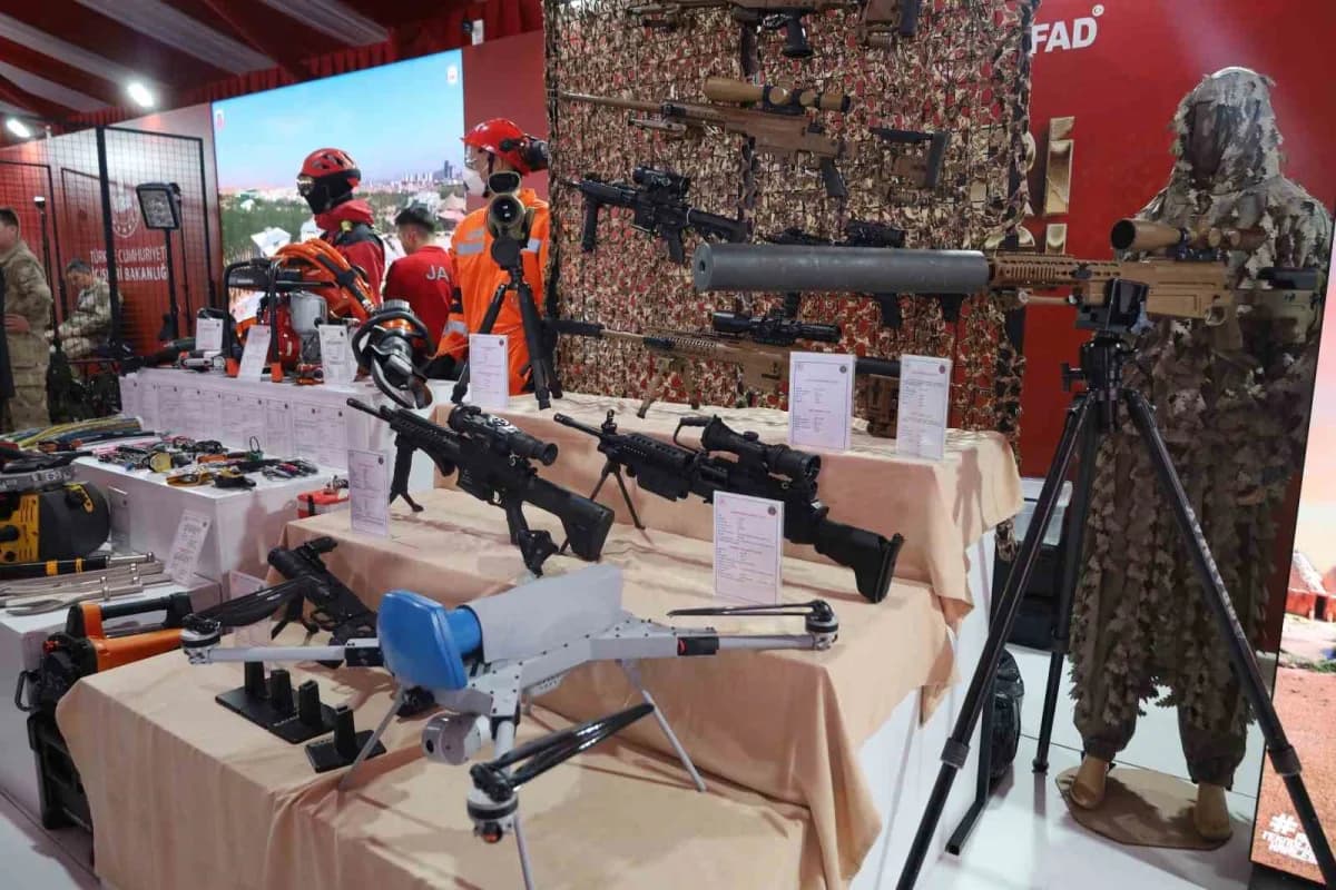 Ekiplerin kullandığı yüksek teknoloji yerli ve milli silahlar, teçhizatlar vatandaşlardan ilgi gördü.