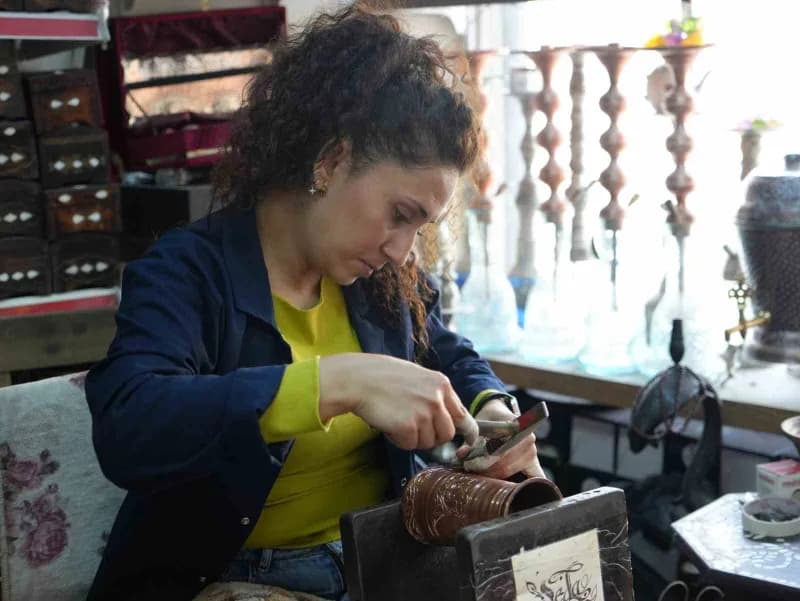 Kadın bakır ustası Seda Çetin erkeklere taş çıkartıyor