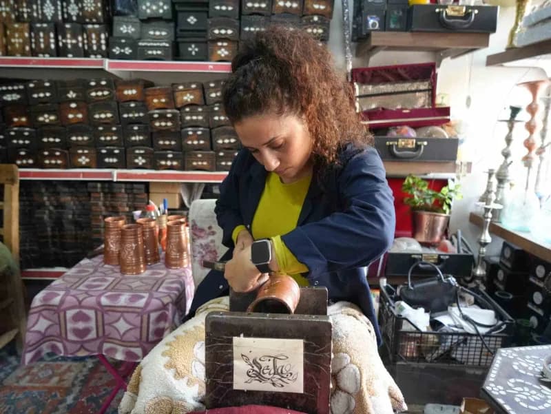 Kadın bakır ustası Seda Çetin erkeklere taş çıkartıyor