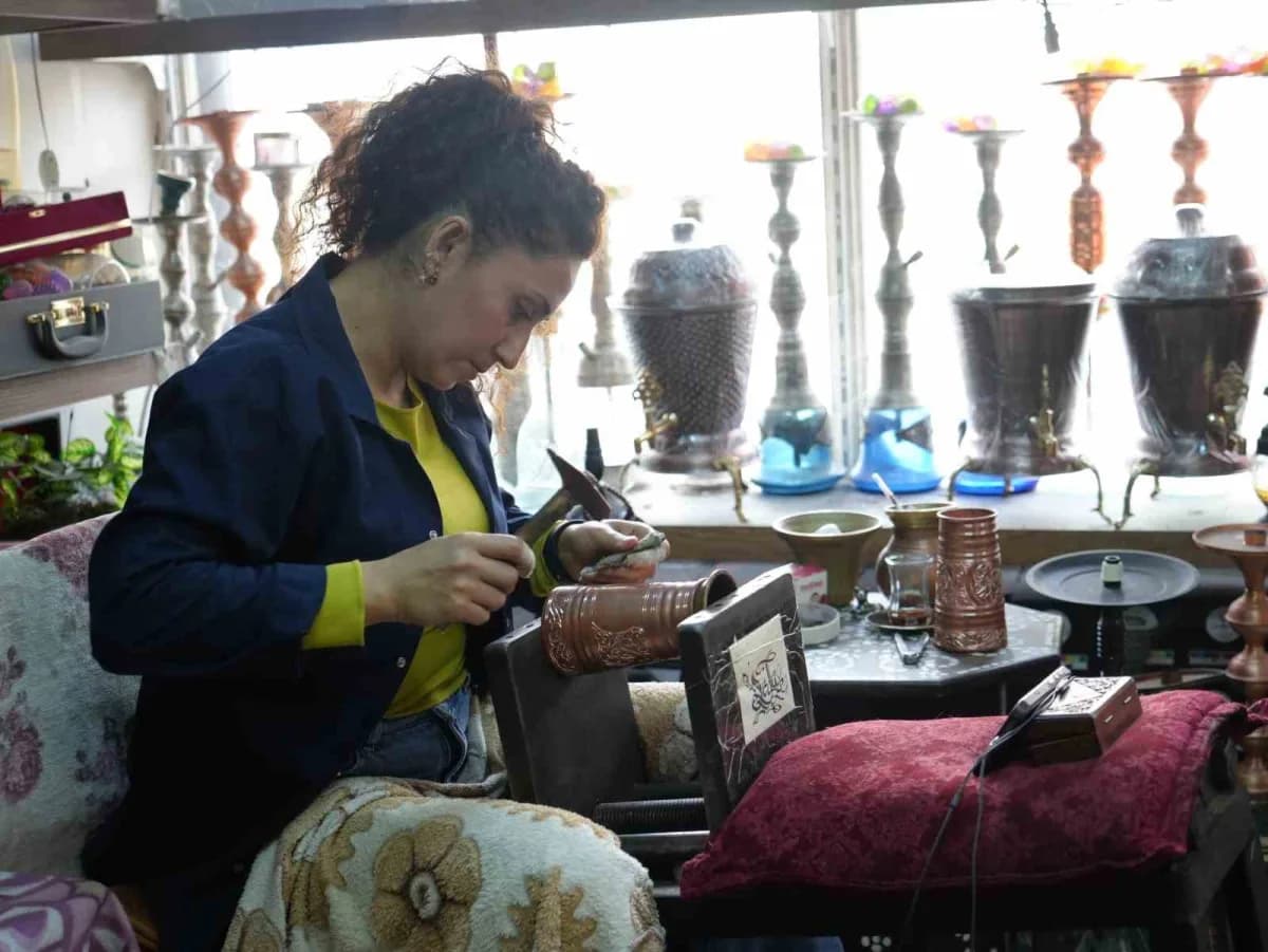 Kadın bakır ustası Seda Çetin erkeklere taş çıkartıyor