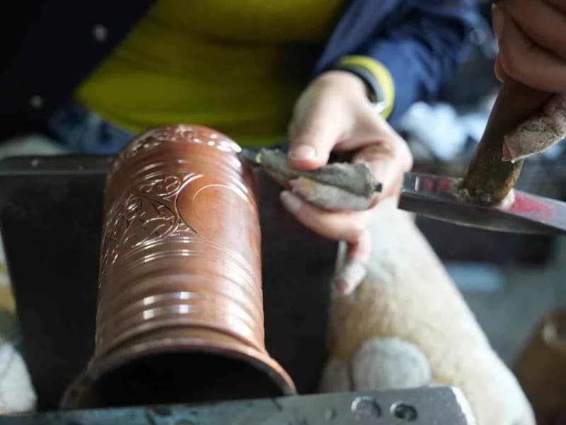 Kadın bakır ustası Seda Çetin erkeklere taş çıkartıyor