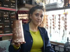 Gaziantep'te kadın bakır ustası Seda Çetin bakır ürünler üzerinde çalışıyor