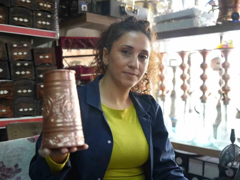 Gaziantep'te kadın bakır ustası Seda Çetin bakır ürünler üzerinde çalışıyor