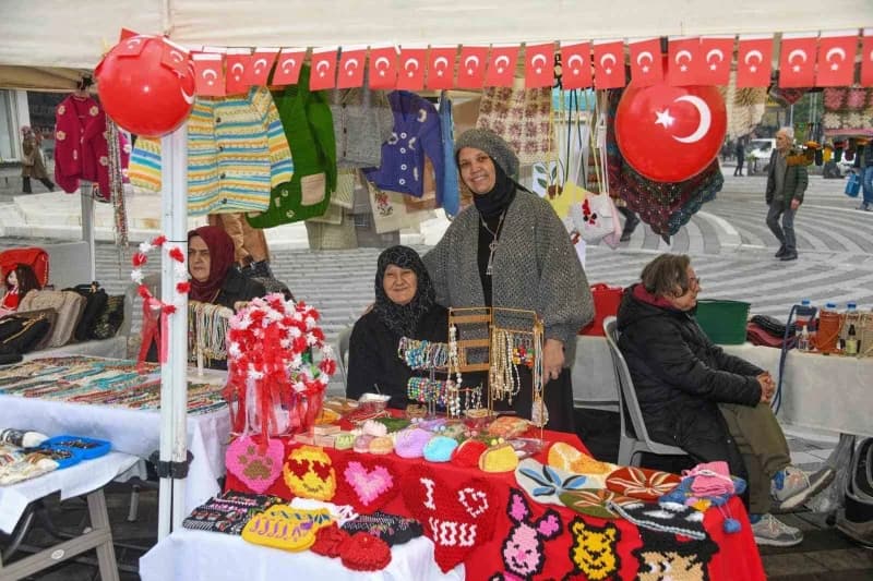 Osmangazi Belediye Başkanı Erkan Aydın, Şehreküstü Meydanı’nda düzenlenen ‘Kadın Girişimciler Cumhur